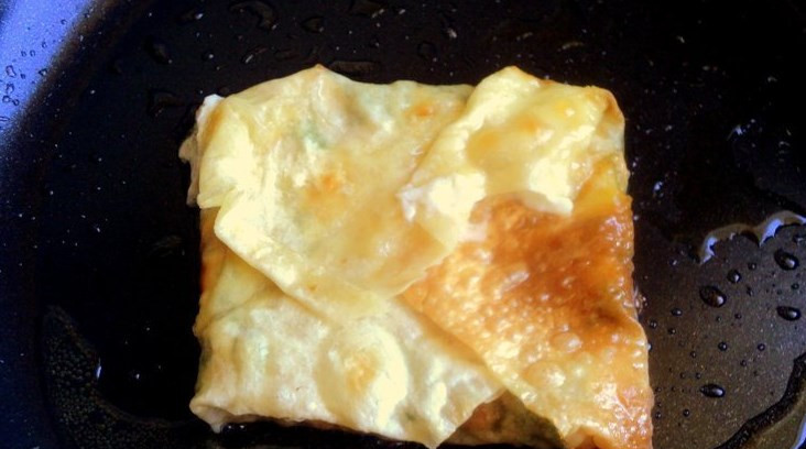 1. Этап. Конвертики из лаваша: Быстро заверните уголки лаваша, так, чтобы получился конверт.