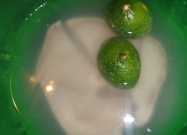 1. Этап. Стейк голубой акулы: Залейте стейки холодной водой, добавьте уксус и сок лайма, сам лайм тоже можете оставить вместе с рыбой. Оставьте ёмкость с рыбой в холодильнике на ночь, чтобы рыба замариновалась.