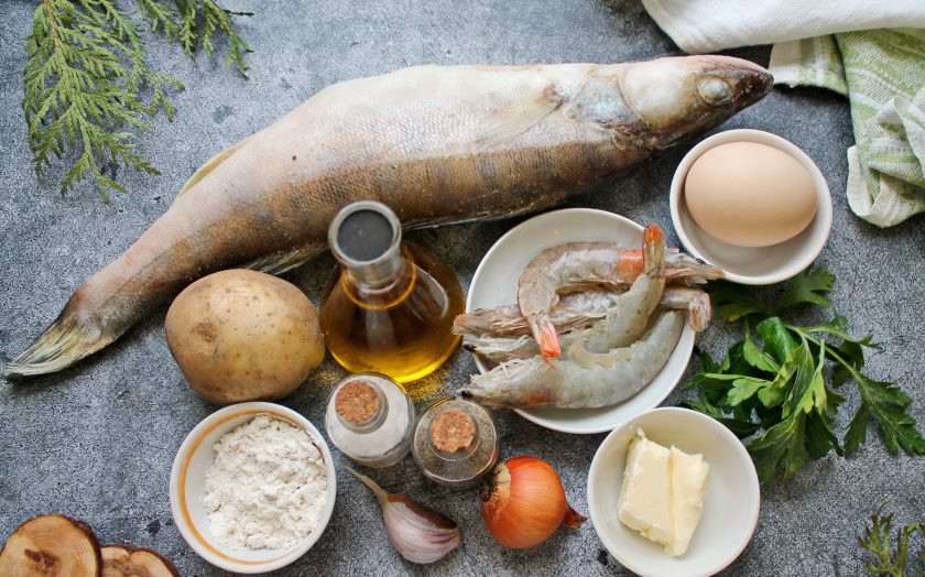 1. Этап. Котлеты из судака и креветок: Подготовьте все необходимые ингредиенты для приготовления котлет из судака и креветок.