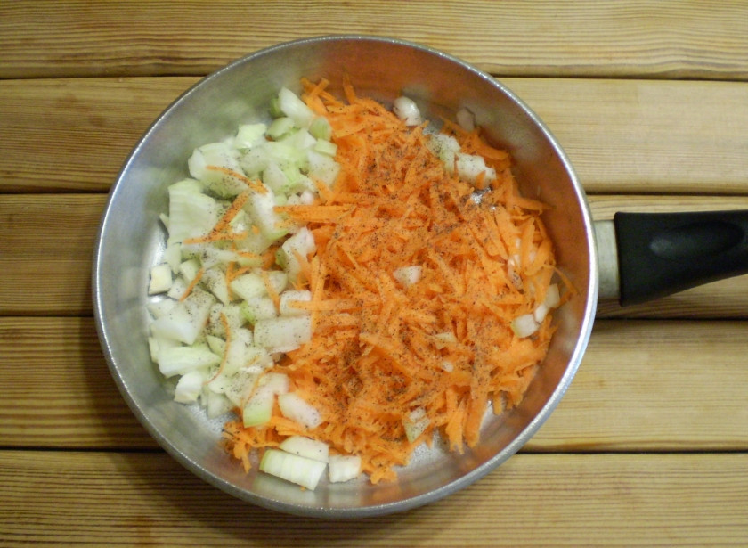 1. Этап. Салат Новогодняя обезьянка: Обжарьте овощи до готовности на растительном масле с солью и перцем (молотым).