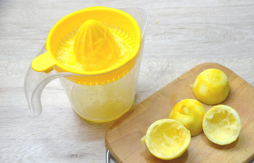 1. Этап. Американский лимонный пирог: После того как снимите цедру, отожмите сок двух лимонов.