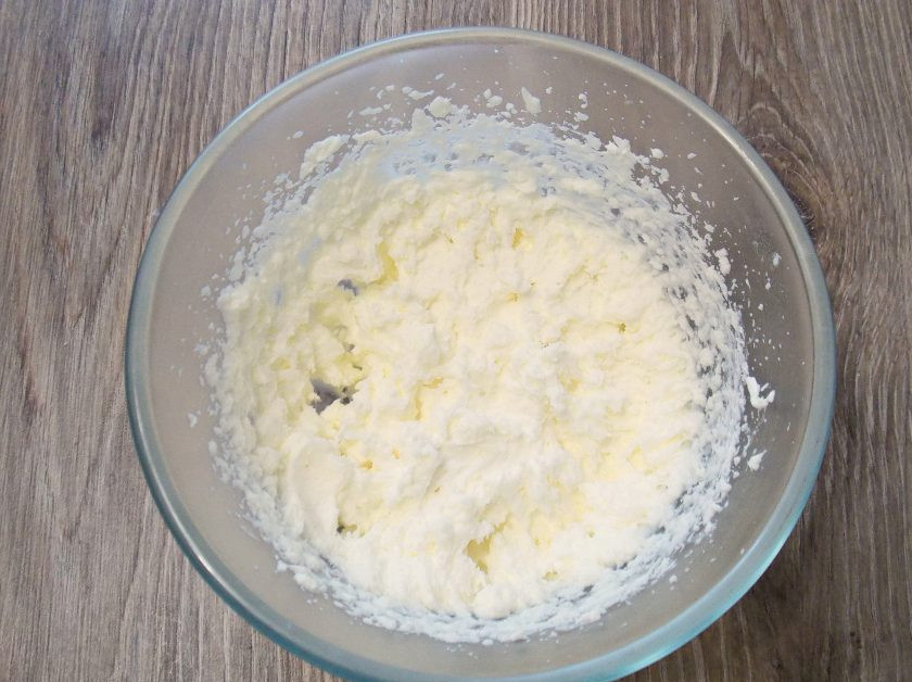 1. Этап. Крем-чиз на сливках: Взбивайте крем-чиз до однородной и пышной массы.