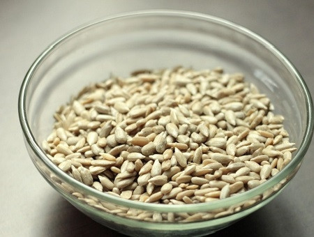 1. Этап. Салат с курицей и сельдереем: Для салата будем использовать семечки, но можно смешать с орешкам.