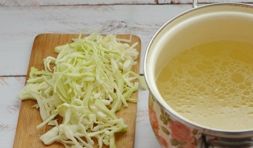 1. Этап. Борщ с бараниной и печёной свеклой: Все подготовительные работы проделаны, начинаем варить борщ. Нашинкуйте соломкой капусту. Доведите до кипения бульон из баранины и положите в него капусту, варите примерно 15-20 минут на среднем огне. Есть много споров о том когда класть капусту в борщ и сколько её там варить. Я считаю так: если вы готовите борщ с зимними или осенними сортами капусты, как я, то её нужно варить в первую очередь, так как она довольно жёсткая. А если у вас молоденькая летняя капуста, то она готовится моментально, тогда её можно закладывать в борщ после варки картошки, вместе с зажаркой.