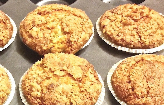 1. Этап. Банановые кексы: 12. Достаньте кексы из духовки и оставьте их в формочках на несколько минут.