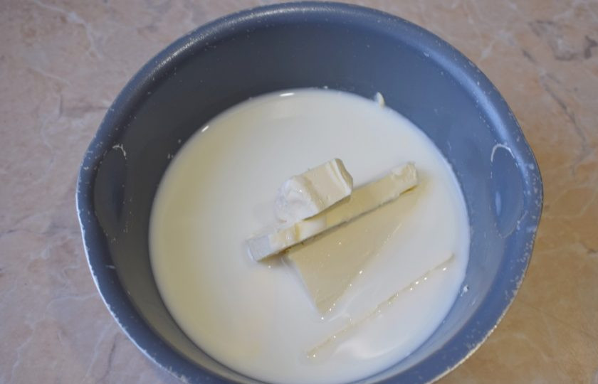 1. Этап. Капкейки для любимого: Молоко и сливочное масло поставьте на огонь и доведите до кипения. Держите на огне, чтобы масло полностью растаяло.