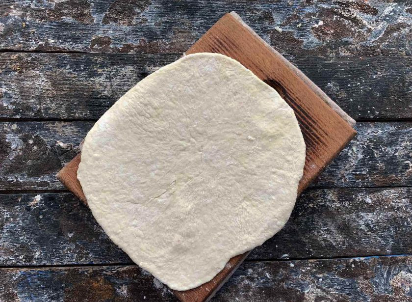 1. Этап. Адыгейские лепешки на кефире: Аккуратно раскатайте лепешку как можно тоньше.