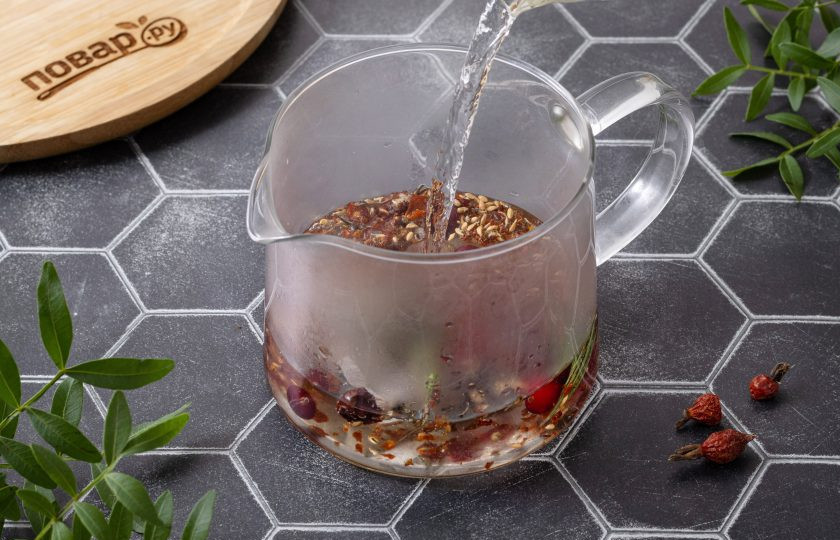 1. Этап. Лесной чай: Влейте в чайник горячую воду.