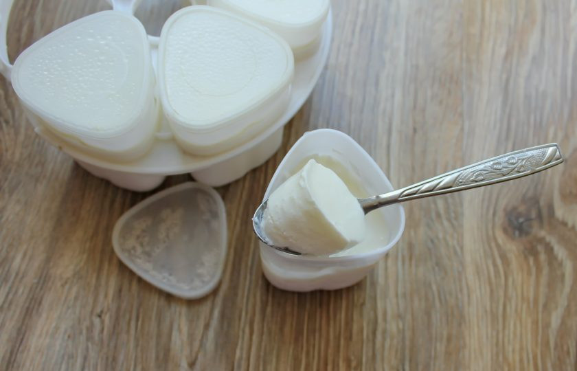 1. Этап. Йогурт в мультиварке на кефире: Достаньте формочки из мультиварки и уберите в холодильник на один час.