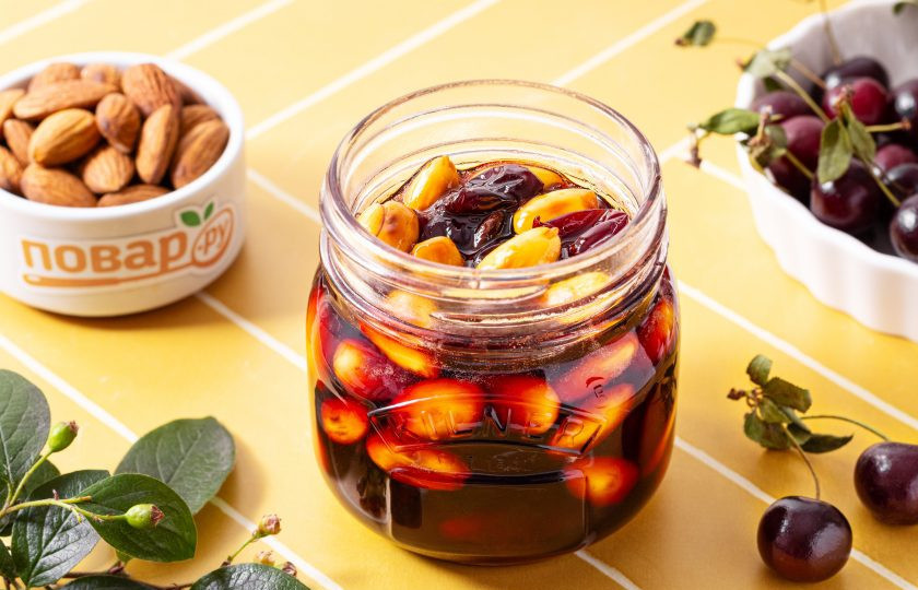 1. Этап. Варенье из вишни с миндалем: Горячее варенье переложите в чистую стерилизованную баночку. Варенье из вишни с миндалем готово, приятного вам аппетита!