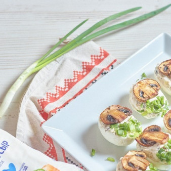 Фаршированные яйца с сыром