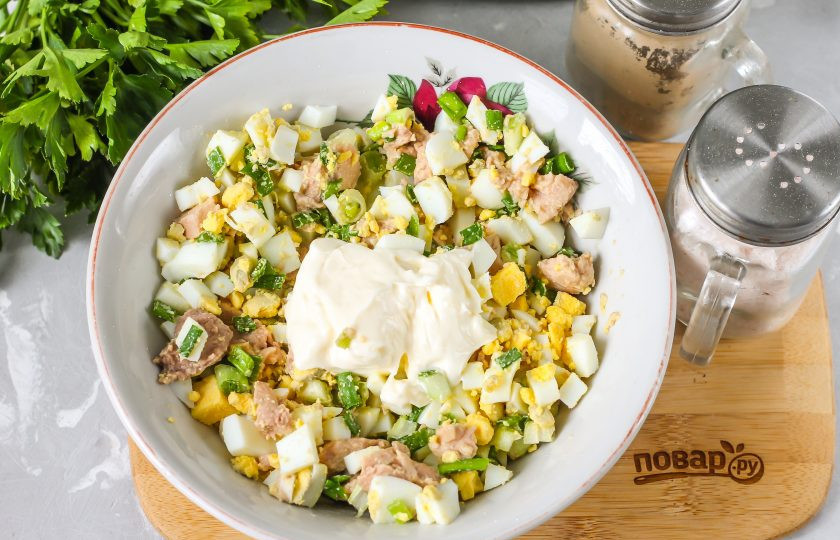 1. Этап. Салат из печени и икры минтая: Аккуратно все перемешайте и выложите майонез любой жирности. По желанию можно добавить и другую пряную зелень.