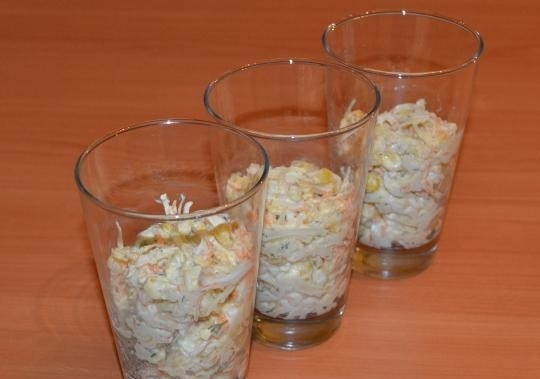 1. Этап. Салат Новогодний фейерверк: 8. Теперь готовый салатик можно украшать. Для этого используйте ломтики сладкого перца, перья зеленого лука, а из свежего огурца нужно вырезать небольшие звездочки. Вот так, вкусно и очень красиво!