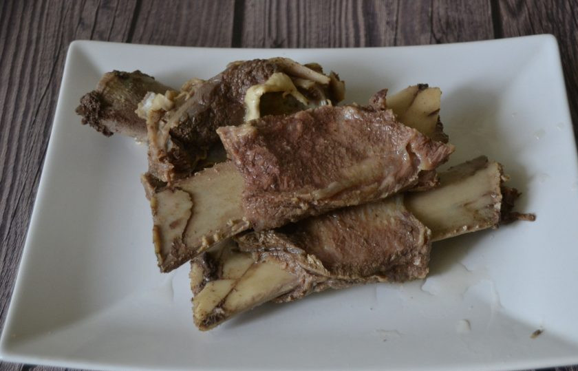 1. Этап. Белый бульон: Мясо слегка охладите, удалите кости.