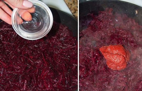 1. Этап. Лучший рецепт борща: 4. Отдельно обжарьте тертую свеклу. Добавьте щепотку сахара, уксус, томатную пасту. Томите до мягкости на среднем огне, помешивая. Если свекла слишком сухая, можно влить пару ложек бульона.