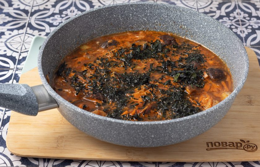 1. Этап. Морская капуста сушеная с кимчи: Добавьте сушеную морскую капусту и дождитесь, пока она размякнет.