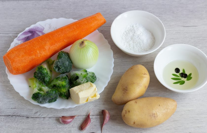 1. Этап. Картофельно-морковная запеканка с брокколи: Подготовьте все необходимые ингредиенты, включая соль и перец.