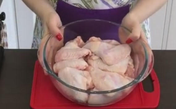 1. Этап. Острые куриные крылышки KFC (плюс соус Дор Блю): 3. Крылья помойте, обрежьте с них лишний жир и свисающие кусочки мяса. Отделите третий сустав, он нам будет не нужен, а крыло разрежьте на 2 части.