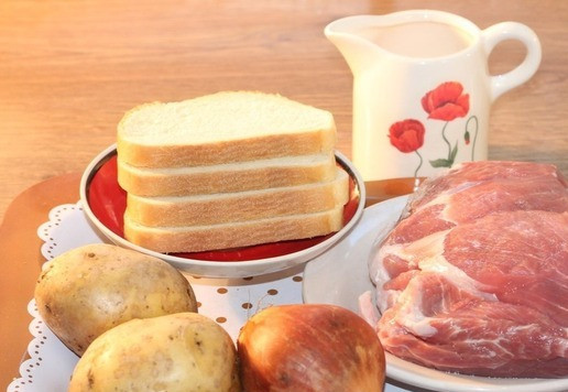 1. Этап. Сочные, нежные котлеты с добавлением картофеля: 1. Подготовим основные продукты для фарша.