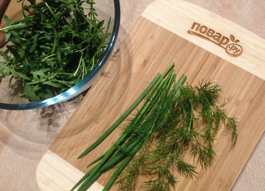 1. Этап. Салат из рукколы с рисом, огурцом и вялеными помидорами: 2. Нарежем перья зеленого лука и укроп. Можно использовать любую ароматную зелень: базилик, кинзу, петрушку.