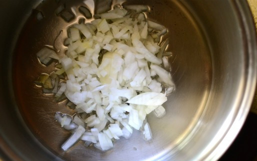 1. Этап. Закуска сырная на чипсах: 1. На растительном масле обжарим измельченный лук. Когда станет румяным, добавляем муку и обжариваем, чтобы не было комочков.