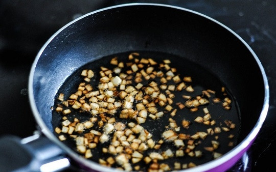 1. Этап. Салат с перцем и манго: 4. Чеснок подрумяньте до коричневого цвета. Снимите с огня и остудите.