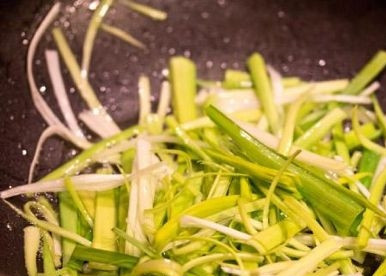 1. Этап. Креветки в устричном соусе: Лук-порей нарезаем тонкими полосками длинной в 4-5 см. Добавляем лук к чесноку и имбирю. Перемешиваем и обжариваем 2-3 минуты.