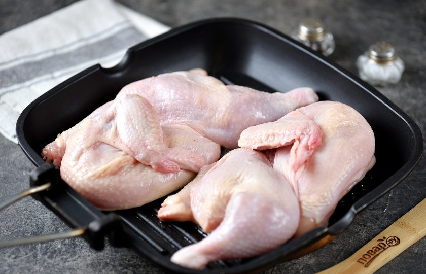 1. Этап. Корнишоны-гриль: Выложите цыпленка на разогретую, но не раскаленную сковороду-гриль сначала внутренней стороной. Жарьте минут 5-7 на умеренном огне.