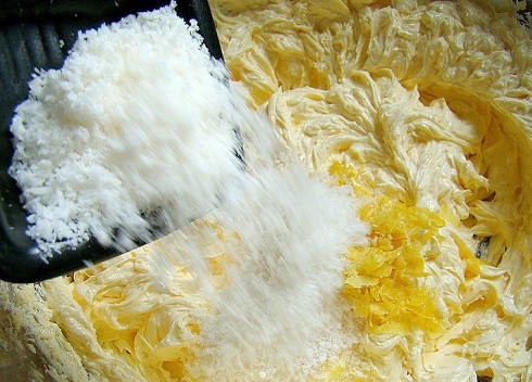 1. Этап. Лимонник пирог: Добавляем кокосовую стружку.