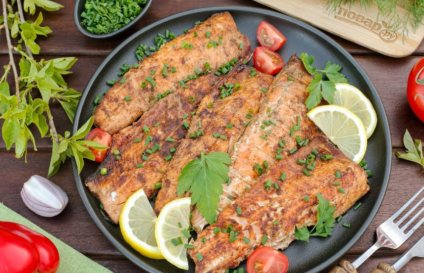 1. Этап. Красная рыба на мангале: Готовое филе переложите с решётки на тарелку и подавайте в горячем виде со свежей зеленью, дольками лимона и любыми сезонными овощами. Приятного аппетита!