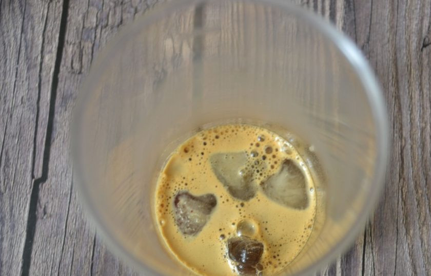 1. Этап. Айс латте: В стакан блендера положите 5 кубиков льда и влейте кофе 