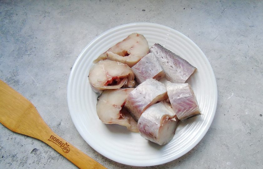 1. Этап. Минтай под маринадом из моркови и лука: Рыбу разморозьте, очистите, выпотрошите, удалите черную пленку. Обрежьте плавники и хорошо помойте внутри и снаружи. Нарежьте кусочками.