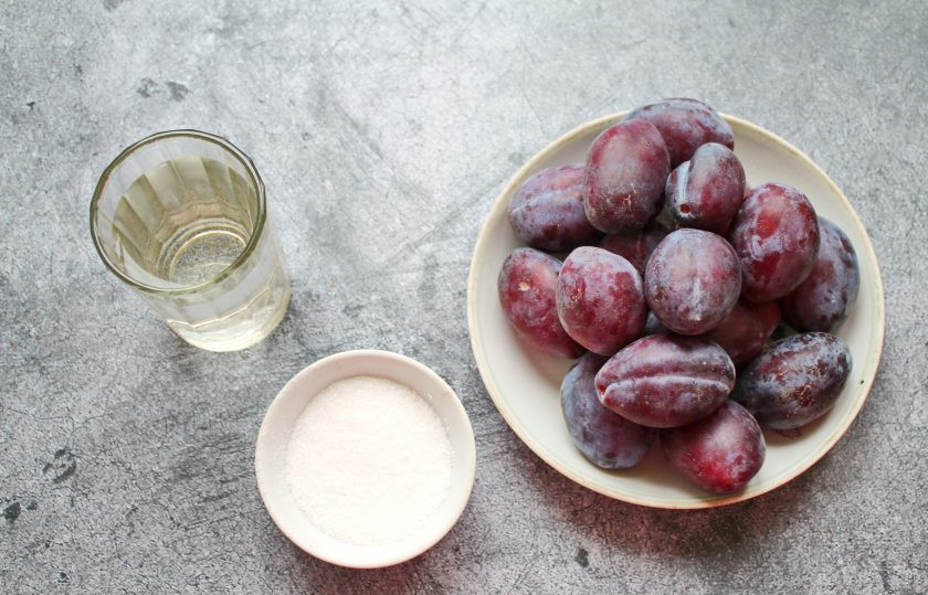 1. Этап. Сливянка: Подготовьте все необходимые ингредиенты для приготовления сливянки. Сливу переберите, вымойте и обсушите.