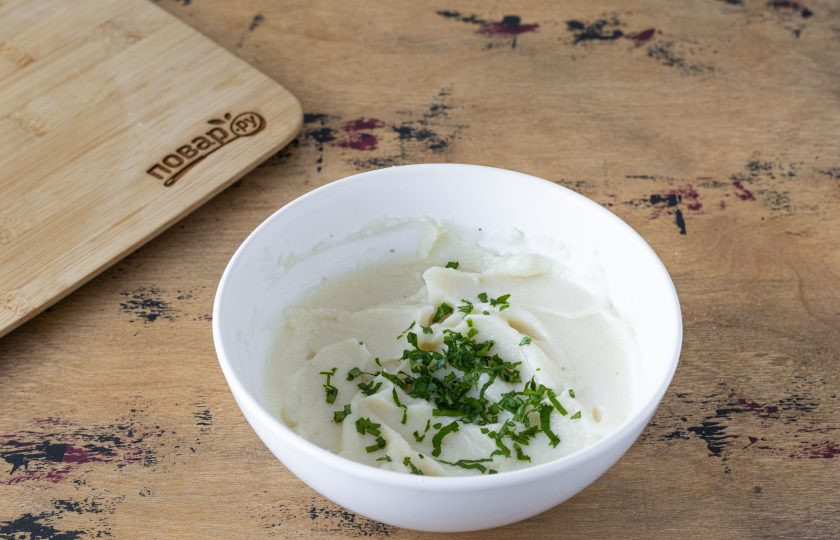 1. Этап. Цветная капуста для детей: Измельчите погружным блендером до однородности. Затем добавьте немного овощного бульона и доведите до необходимой консистенции. В конце добавьте мелко порубленную петрушку.