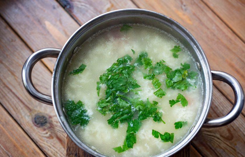 1. Этап. Яичный суп диетический: Добавьте мелко порезанную петрушку, добавьте соль. Обязательно снимите пробу и скорректируйте количество соли. Через 5 минут кастрюлю с готовым супом снимите с огня.