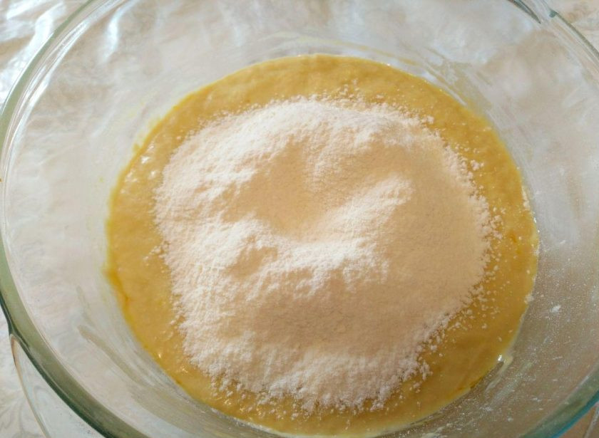 1. Этап. Булочки «Соломбальские»: Порциями всыпьте в тесто оставшуюся пшеничную муку (260-300 грамм), предварительно просеивая её.