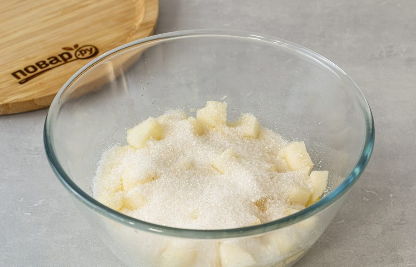 1. Этап. Варенье из груши с маком и ванилью: Засыпьте груши сахаром и оставьте на 1 час постоять, чтобы они пустили сок.