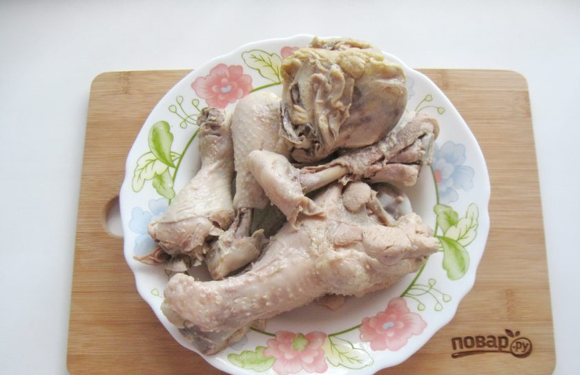 1. Этап. Холодец Новогодний поросенок: Вареное мясо достаньте из кастрюли.