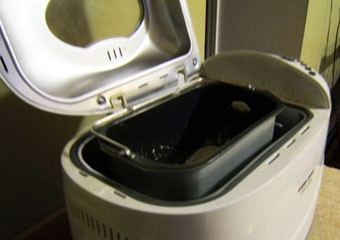 1. Этап. Постный хлеб в хлебопечке: И отправляем в него все ингредиенты будущего хлеба.