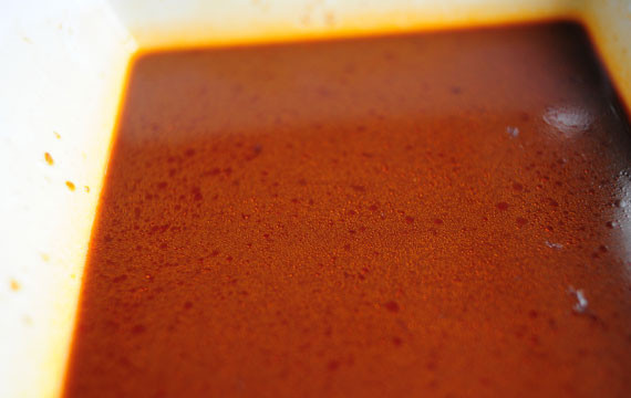 1. Этап. Мясо в соевом соусе: 1. Итак, первым делом нужно заняться соусом. Чтобы мясо в соевом соусе в домашних условиях получилось действительно вкусным и необычным, предлагаю сделать интересный маринад. Для его приготовления необходимо соединить коричневый сахар с соевым соусом, добавить немного крахмала и тщательно перемешать. Пикантную нотку добавит тертый корень имбиря и измельченный чеснок. Для остроты добавить щепотку перца - красного или черного. Маринад хорошо перемешать и налить в небольшую мисочку.