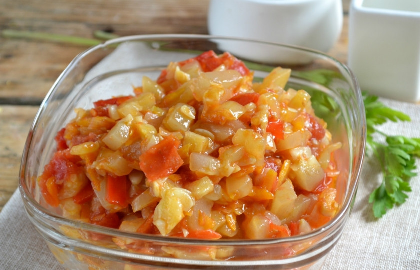 1. Этап. Икра кабачковая с перцем и помидорами: Кабачковая икра с перцем и помидорами готова. Приятного аппетита!