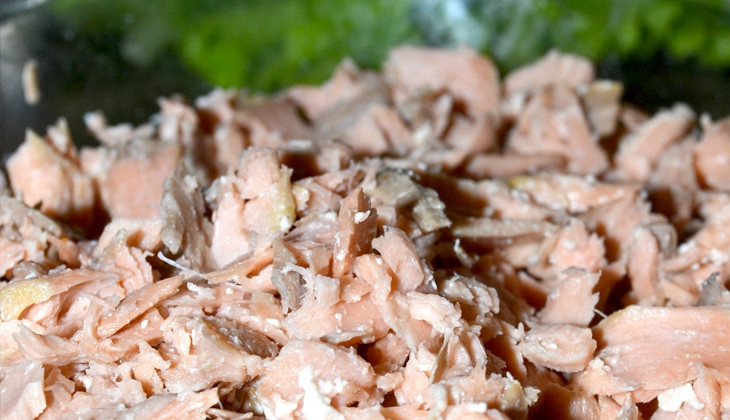 1. Этап. Салат Рыбачок: Готовую рыбу разделите на волокна при помощи ножа и вилки.