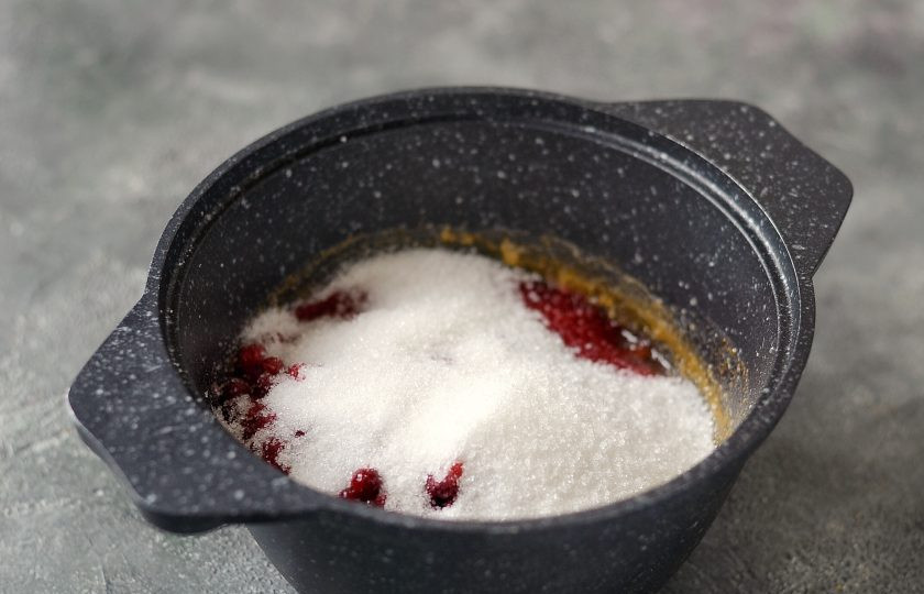 1. Этап. Варенье из брусники с морковью: Добавьте оставшийся сахар. Варите варенье на небольшом огне 20-25 минут.