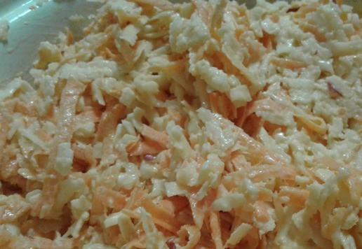 1. Этап. Салат из корневого сельдерея: Тщательно перемешиваю. Возможно придётся добавлять майонез. Кстати, можете сделать майонез пополам со сметаной.