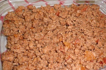 1. Этап. Простая лазанья с фаршем: 5. На листы лазаньи выкладываем фарш, обжаренные грибы с луком и закрываем оставшимися слоями лазаньи.