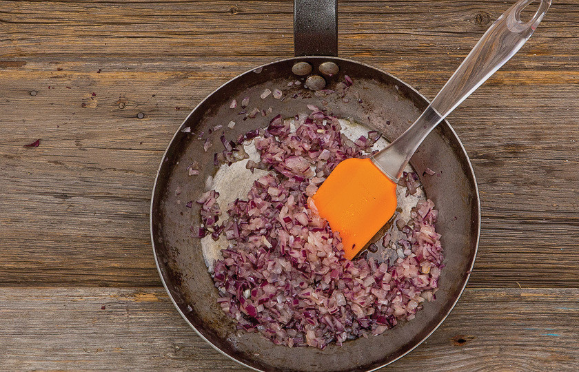 1. Этап. Лобио из фасоли по-грузински: Обжариваем лук в масле.