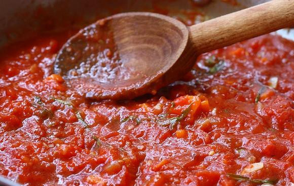 1. Этап. Запеченные яйца в томатном соусе: 3. Довести до кипения, затем уменьшить огонь до слабого и варить на медленном огне 20 минут, время от времени помешивая, чтобы предотвратить пригорание.