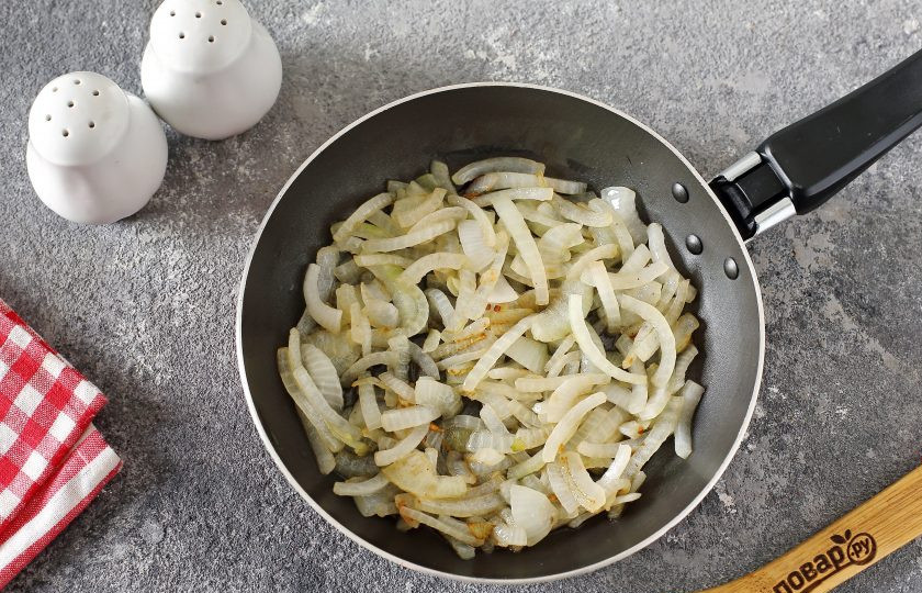 1. Этап. Горбуша с баклажанами: Отдельно обжарьте нарезанный полукольцами репчатый лук.