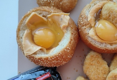 1. Этап. Горячие бургеры с наггетсами: Вставляем куриный наггетсы. Если у вас крупные булочки, то можно пару кусочков.