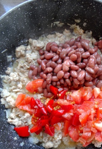 1. Этап. Шаурма-бурито из индейки на гриле: Добавить в луково-чесночный фарш нарезанные помидоры, фасоль без жидкости и острый перец (у меня он уже был нарезан). Перец добавляйте по своим вкусовым пристрастиям или можно вовсе без него.